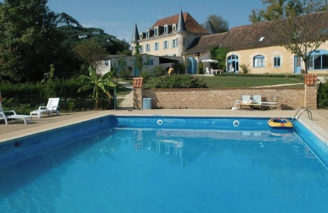 Homerez - Spacious house in Queyssac with garden