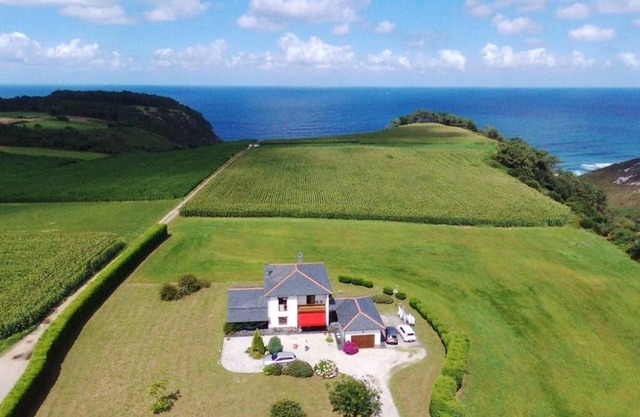 Homerez - Spacious house with sea view