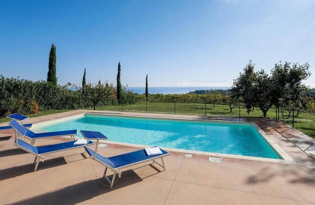 Homerez - Villa for 11 ppl. with swimming-pool and sea view at Cupra Marittima