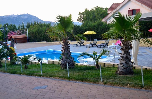 Homerez - Villa for 12 ppl. with swimming-pool, garden and terrace at Enna