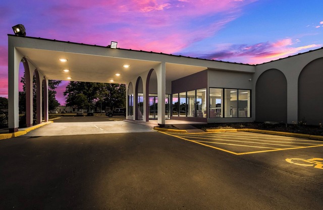 HomeTowne Studios by Red Roof & Conference Center Chicago – N Aurora/Naperville
