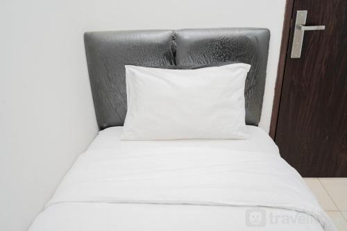 Homey and Simply 2BR at Serpong Greenview Apartment By Travelio