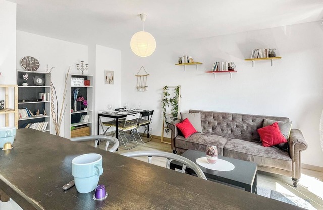 Homey Boheme - Close to train station and downtown