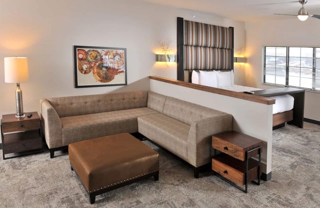 Homey Lodge Near KC: Comfy Rooms With Kitchen & Cozy Living Space