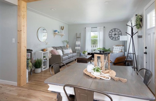 Homey Remodeled Mid-Century Getaway Near City