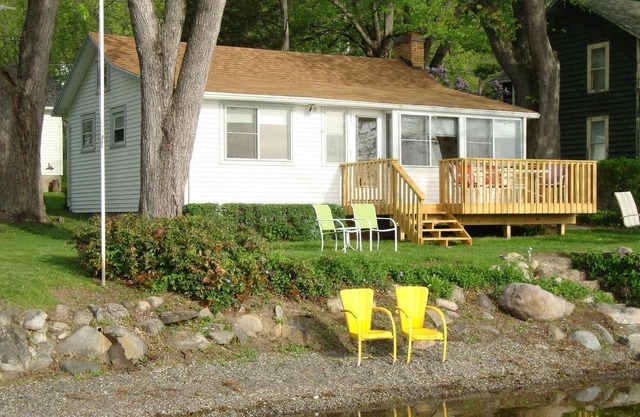 HONEOYE LAKE - A Cozy Lakefront Cottage