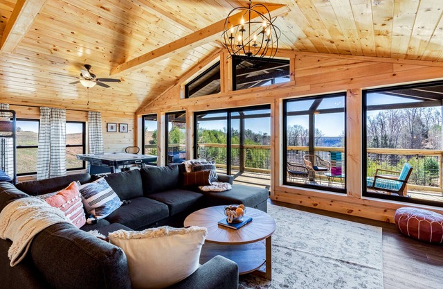 Honey Bee Hideaway Luxury Cabin—Hot Tub & WiFi