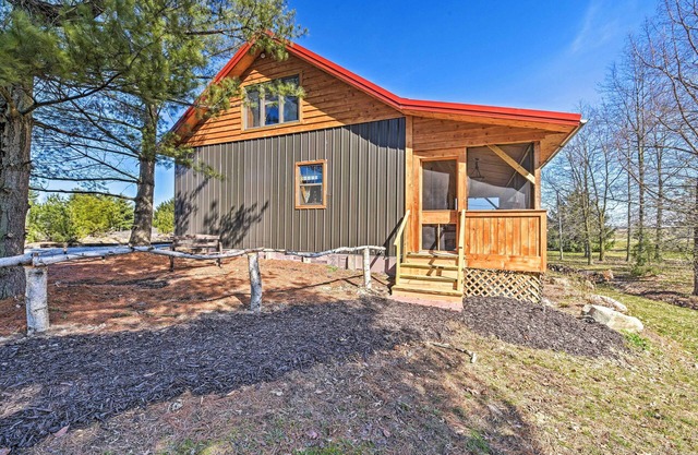 'Honey House Cabin' - A Quiet Countryside Retreat!