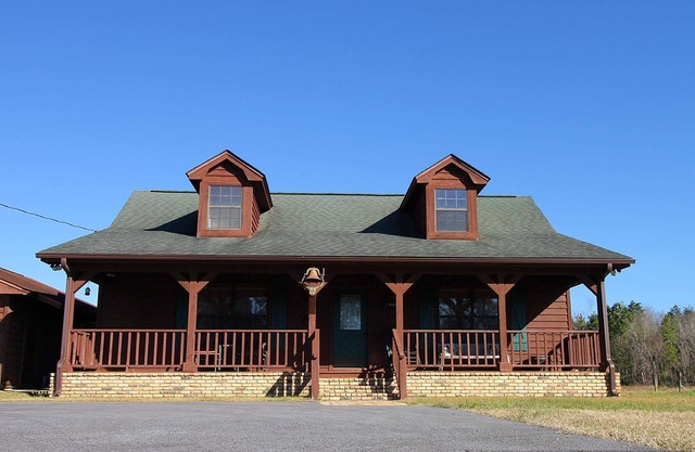 Honeyb’s Ranch House on quiet lake
