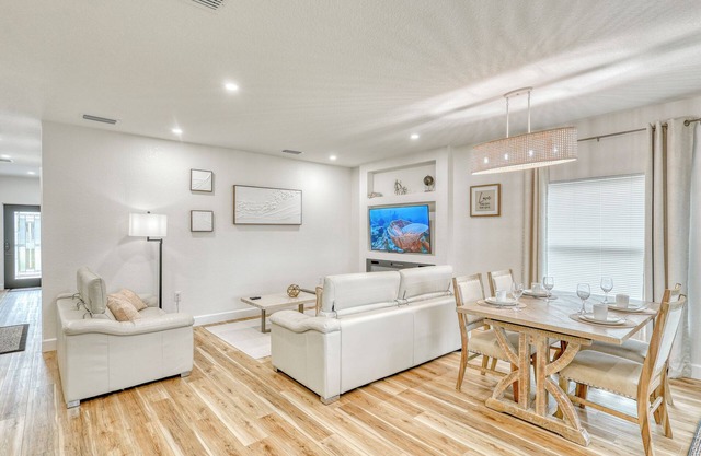 Honeycomb Haven: 3 Bedroom, 6 Guests, Waterfront Dock, Kayaks, Ocean