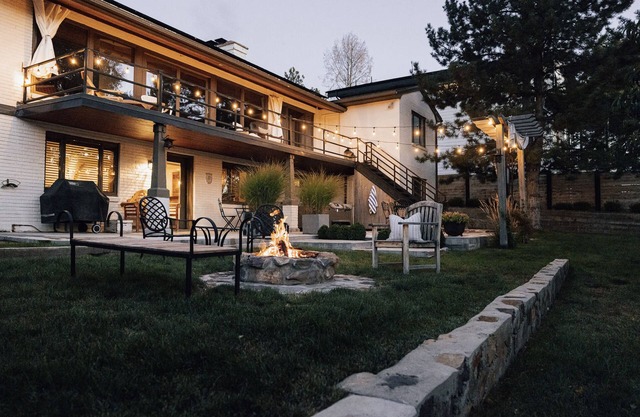 Honeycut Hideaway (king bed, fireplace & Hot tub!)