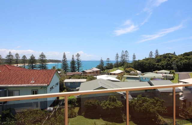 Hooke House - short stroll to the patrolled Black Head Beach