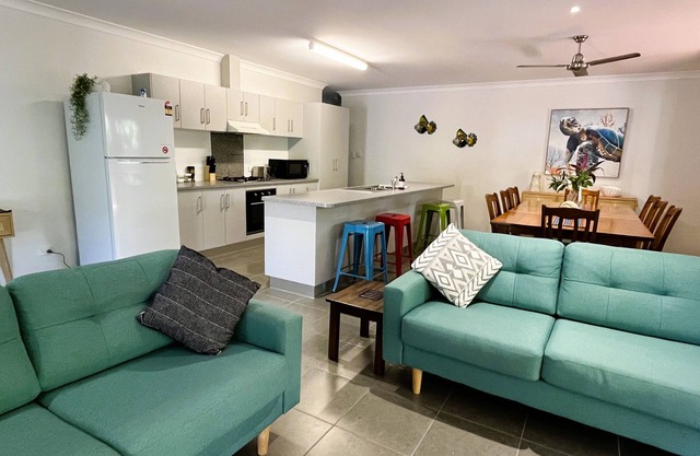 Horseshoe Bay Escape - Modern 4 Bedroom Family Holiday Home