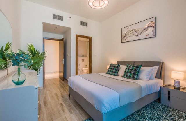 HOSPITALITYEXPERT 2BR High Floor flat Sleeps 5 Panoramic Canal & Ocean Views Stunning Pool