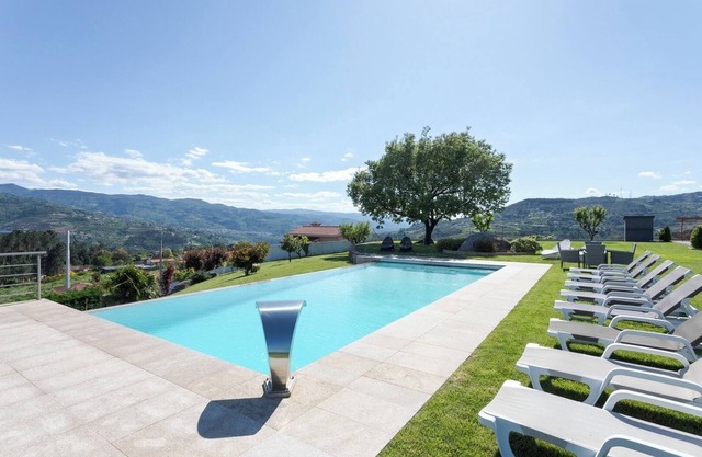 HostWise – Douro View Villa w/10 Suites and Pool