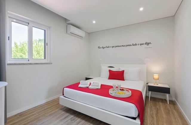 HostWise – Douro View Villa w/10 Suites and Pool