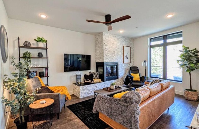 HostWise Stays - The River West - Hot Tub, Parking, Fire Pit, and more
