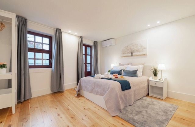 HostWise - Sunny Flat w/Balcony