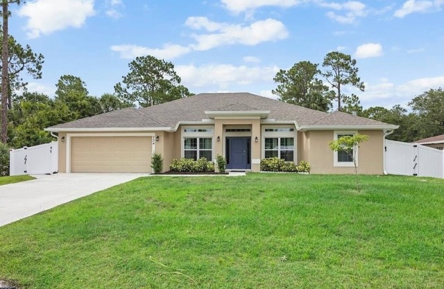 HOT NEW LISTING! Castaway Pool Home, close to river dining and beaches.