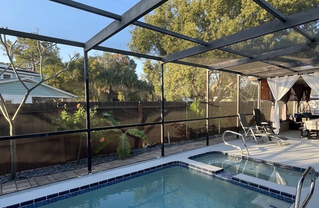 Hot SPA minutes to airport 3/2 pool home