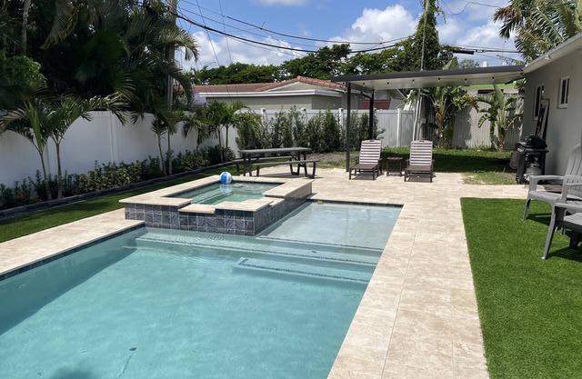 Hot Spa - Super Clean - 8 M Drive to Beach, Restaurants, Nightlife
