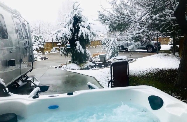 Hot tub-2021 Airstream Classic w/Mountain Views!
