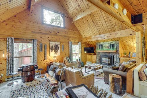 Hot Tub and Arcade Table Spacious Retreat in Lead