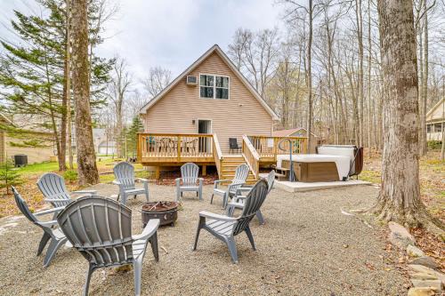 Hot Tub and Decks Tree-Lined Retreat in Pocono Lake