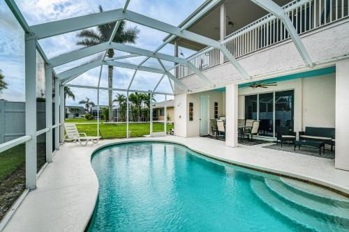Hot Tub and Fire Pit Spacious Cape Coral Oasis!