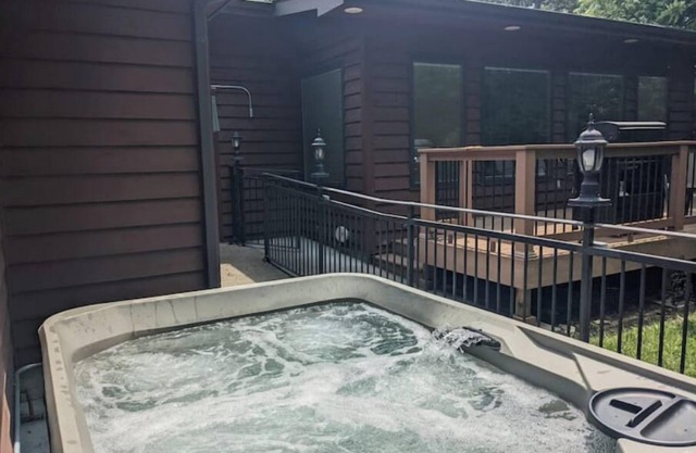 Hot Tub and Game room! Center of Town, walking distance to ball games & College.