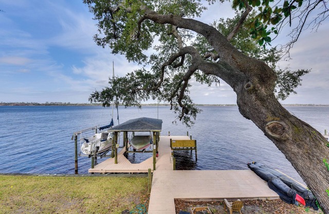 Hot Tub & Boat Dock: Getaway on Deerpoint Lake!