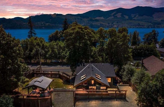 Hot Tub by the Lake Sleeps 10 Huge Outdoor Space