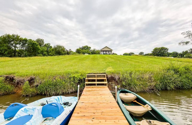Hot Tub Cottage on Private Lake