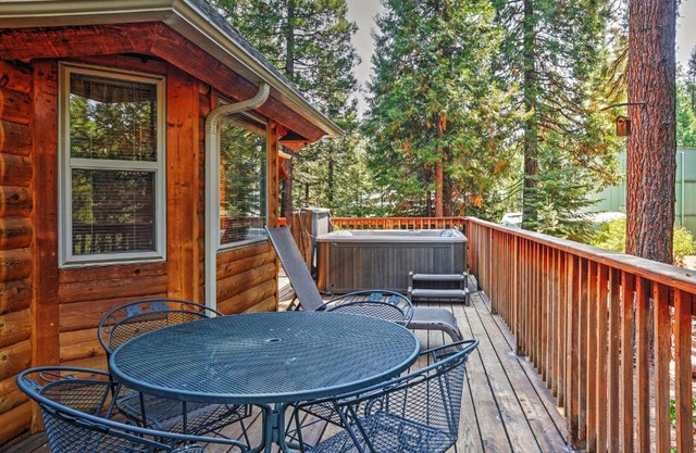 Hot Tub, Deck and Trail Access Shaver Lake Cabin