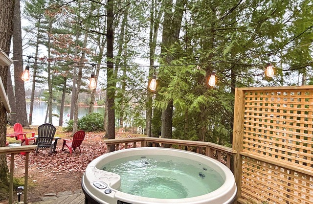 Hot Tub Escape - Peaceful Lake Cabin-Kayaks, Canoe, Pedalboat - Pet friendly