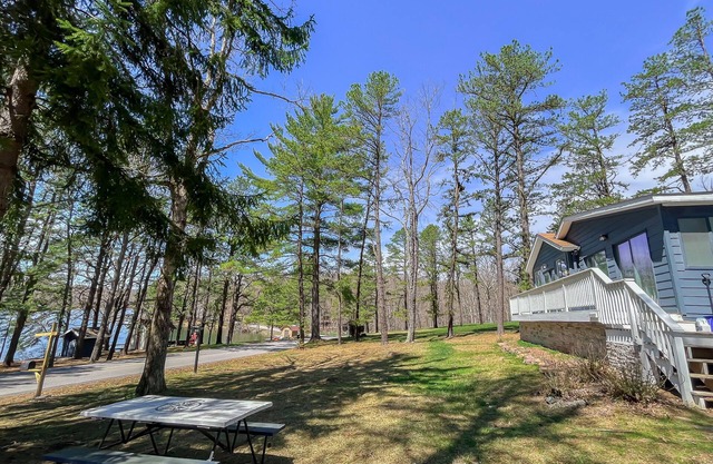 Hot tub, fire pit, lakefront, dock, pet friendly and more!