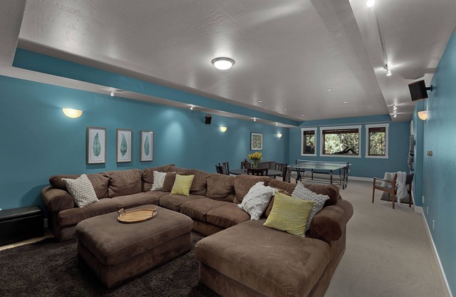 Hot tub, Fire Pit, Ping Pong, & New Kitchen. Family Friendly Garden City Getaway