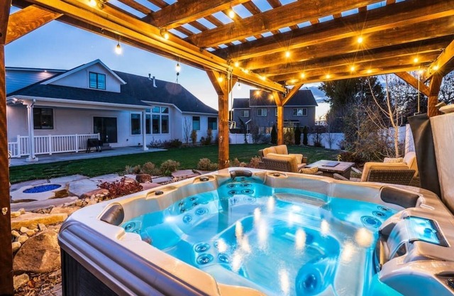 *Hot Tub/Fire Pit*Modern 2 Bdr Guest Suite|Slps 6