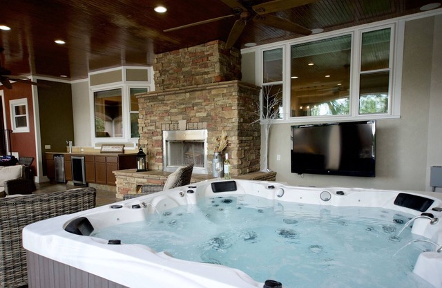Hot Tub,Fireplace,Near Airport/Downtown,Sleeps 9