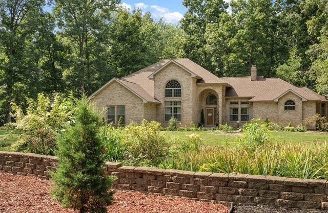 Hot Tub/ Gazebo/ Patio, Deck in Woodland