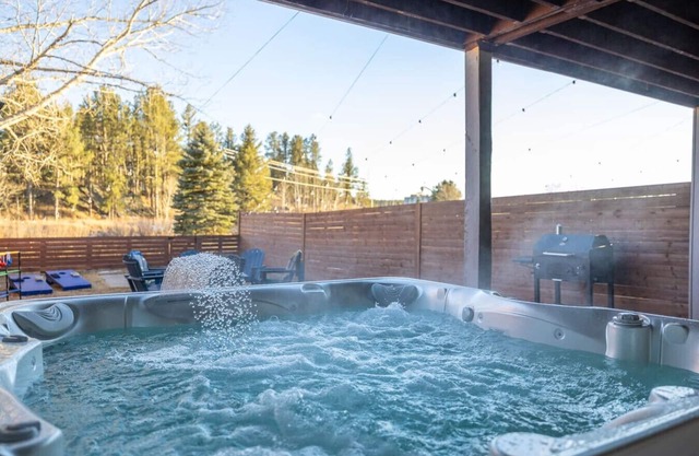 Hot Tub Hideout | Private + Downtown Access