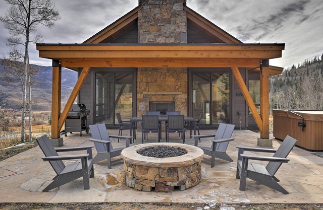 Hot Tub & Mtn Views at Modern Silverthorne Retreat