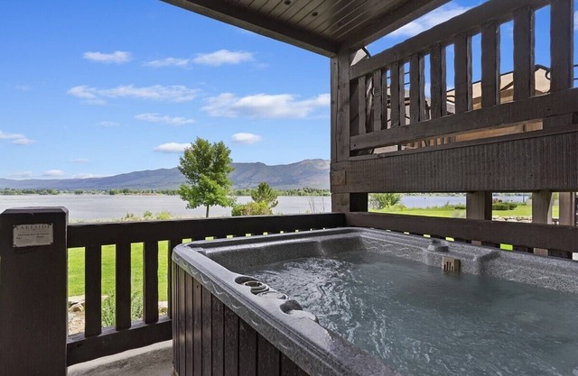 Hot Tub, Private Pineview Reservoir Vacation Rental Sleeps 12 - Huntsville Lodging LS54