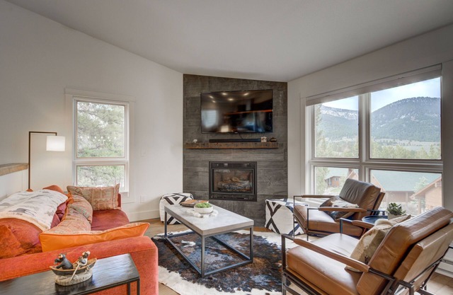 Hot Tub & Sauna, Amazing Views, Close to Town Center and Ski Resort!