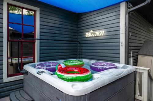 Hot Tub Sauna Fire Pit Putting green Downtown