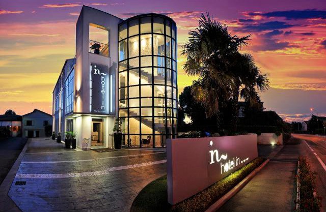 Hotel In - Lounge Room