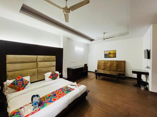Hotel Paradise - Near 1 Min Walk in Nizamuddin Railway Station