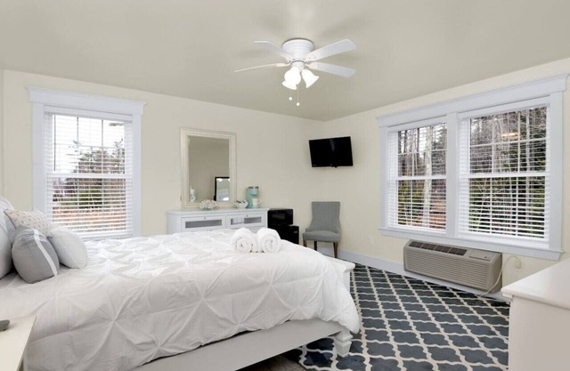 Hotel-Style Studio w/ Queen Bed