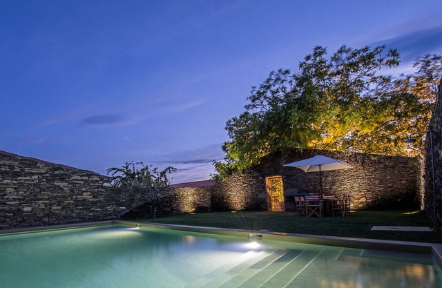 Hotel with 8 rooms located in the village of Provesende