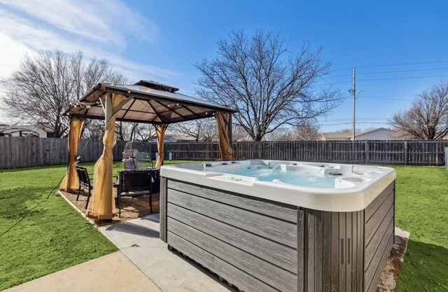 HotTub, Theater, Kings, & Firepit - NearWesley